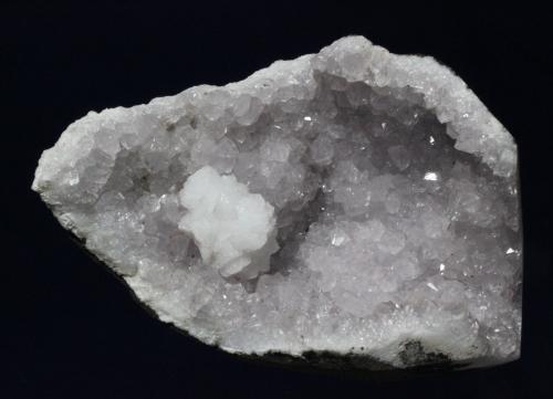 Goosecreekite, Quartz var. amethyst
Nasik Area, Maharashtra State, India
10.5 x 6.5  x 5.0 cm (Author: Don Lum)