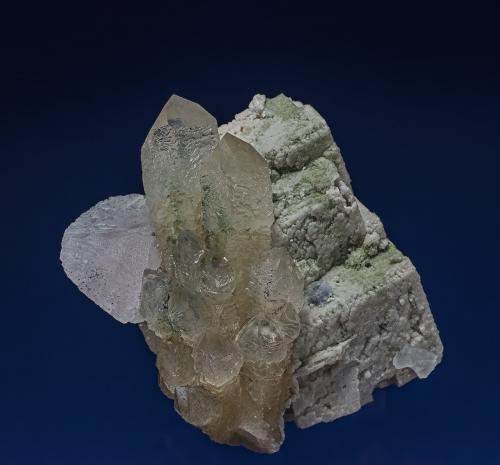 Quartz, Calcite
Huanggangliang Mine, Hexigten Banner, Ulanhad League, Inner Mongolia Autonomous Region, China
7.0 x 8.0 cm (Author: am mizunaka)