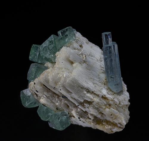 Beryl (var Aquamarine), Fluorite, Feldspar
Erongo Mountain, Erongo Region, Namibia
2.9 x 2.0 x 3.1 cm (Author: am mizunaka)