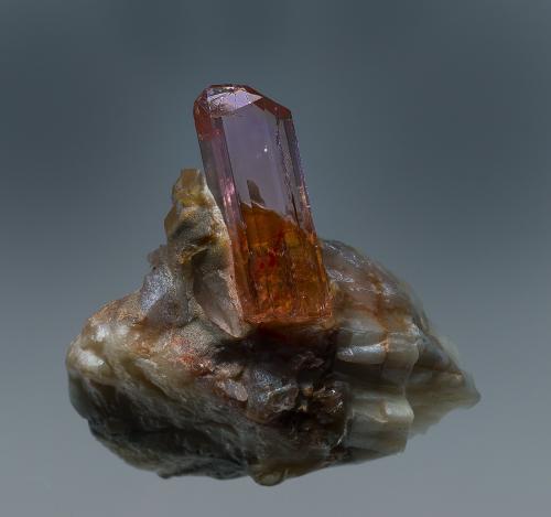 Topaz
Katlang, Mardan District, Khyber Pakhtunkhwa, Pakistan
3.1 x 2.3 x 2.7 cm (Author: am mizunaka)