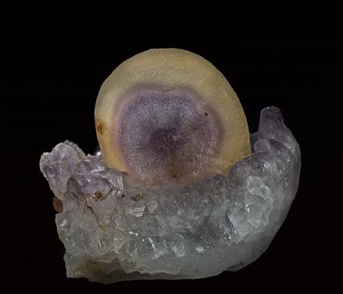 Fluorite, Quartz (var Amethyst)
Mahodari, Nashik District, Maharashtra, India
Backside (Author: am mizunaka)