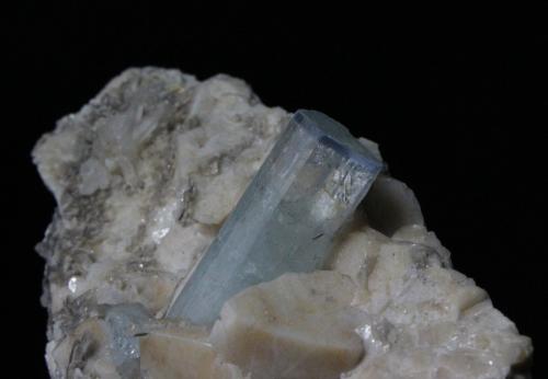 Beryl variety Aquamarine
Raikot (Raikoot), Chilas, Diamar District (Diamir District), Gilgit-Baltistan (Northern Areas), Pakistan
8.9 x  4.7 x 3.0 cm
Blue-cap aquamarine on twinned microcline (Author: Don Lum)