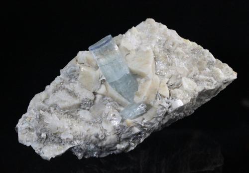 Beryl variety Aquamarine
Raikot (Raikoot), Chilas, Diamar District (Diamir District), Gilgit-Baltistan (Northern Areas), Pakistan
8.9 x 4.7 x 3.0 cm
Blue-cap aquamarine on twinned microcline (Author: Don Lum)