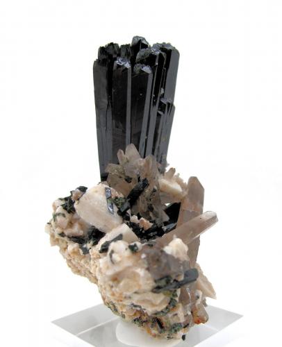 Aegirine, quartz, orthoclase
Mount Malosa, Zomba District, Malawi
79 mm x 61 mm. Main crystal: 77 mm tall, 27 mm wide (Author: Carles Millan)