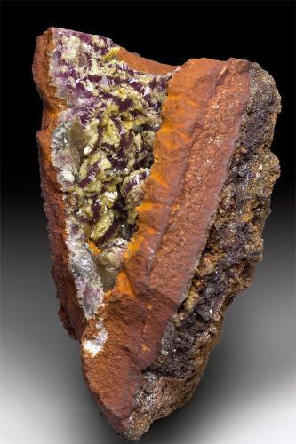 Adamite with manganoan Adamite
Ojuela Mine, Mapimí, Municipio de Mapimí, Durango, Mexico
6.4 x 3.8 x 3.2 cm (Author: xdxucn)