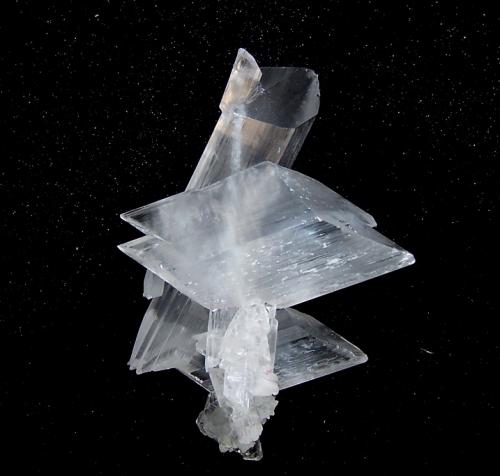 Gypsum
Weishan Co., Dali Autonomous Prefecture, Yunnan Province, China / 巍山，云南省，中国
8 x 3 x 1 cm. (approximately) (Author: xdxucn)