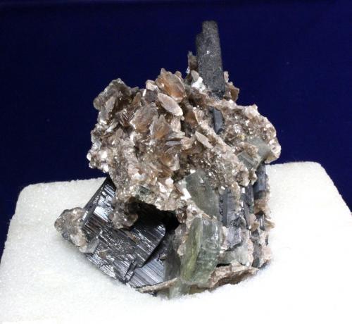 Ferberite, Fluorapatite (Apatite Group), Muscovite
Panasqueira Mine (Couto Mineiro da Panasqueira), Panasqueira, Covilhã, Castelo Branco District, Portugal
6.0 x 5.5 x 5.3 cm
ex Norman E. Dawson (Author: Don Lum)