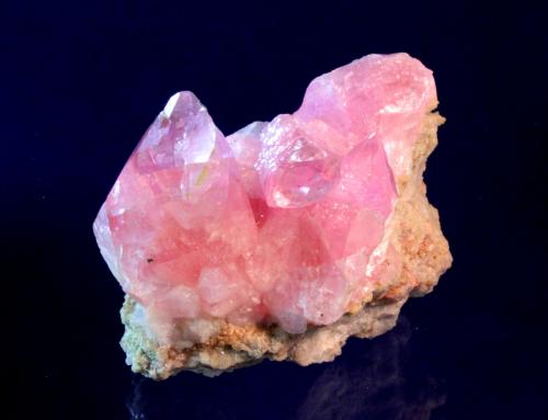 Calcite (variety cobaltoan calcite)
Mashamba West Mine, Kolwezi District, Katanga Copper Crescent, Katanga (Shaba), Democratic Republic of Congo (Zaïre)
6 x 5 cm
Purplish-pink scalenohedra of calcite with lustrous faces and gemmy terminations (Author: Don Lum)