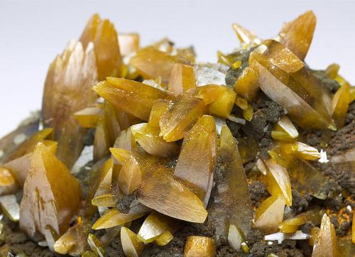 Wulfenite
Ojuela Mine, Mapimi, Durango, Mexico
5.3 x 3.4 x 2.7 cm (Author: xdxucn)