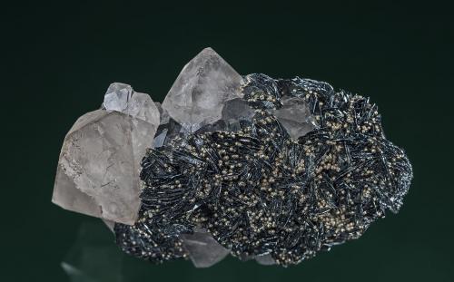 Quartz, Hematite, Pyrite
Cleator Moor, West Cumberland Iron Field, North and Western Region, Cumbria, England, UK
5.4 x 3.2 cm (Author: am mizunaka)