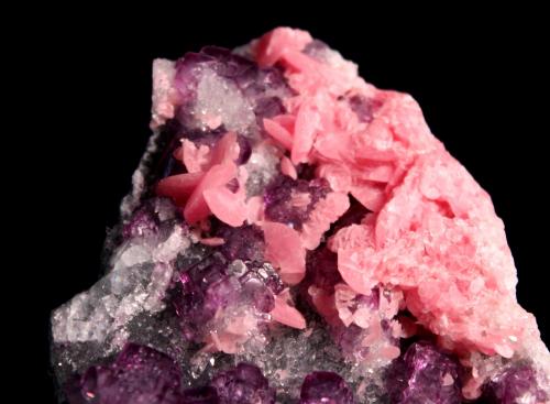 Fluorite, Rhodochrosite
Wutong Mine (Wudong Mine), Liubao, Cangwu Co., Wuzhou Prefecture, Guangxi Zhuang Autonomous Region, China
9 x 6 x 4 cm (Author: Don Lum)