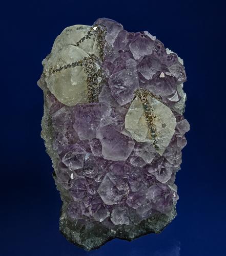 Quartz (var amethyst), Calcite
Artigas, Artigas Department, Uruguay
14.4 x 9.4 cm (Author: am mizunaka)