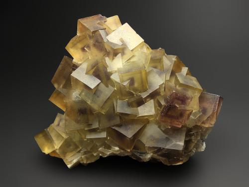 Fluorite<br />Wuyi ore field, Wuyi, Jinhua Prefecture, Zhejiang Province, China<br />10.5 x 8.2 x 4.2 cm<br /> (Author: xdxucn)
