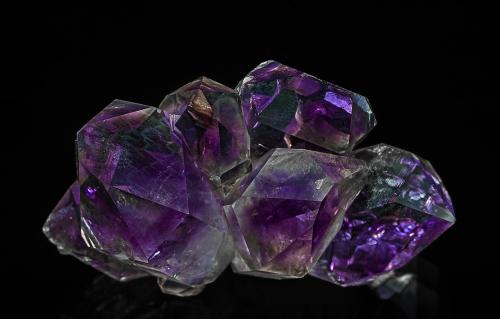 Quartz (var. amethyst)<br />Jacksons Crossroads, Condado Wilkes, Georgia, USA<br />6.2 x 3.0 cm<br /> (Author: am mizunaka)