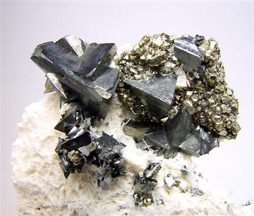 Tetrahedrite<br />Mina Cavnic, zona minera Cavnic, Cavnic, Maramures, Rumanía<br />H:7.5 cm x W:7.5 cm x D:3.6 cm; Largest Crystal: 2<br /> (Author: Adrian Pripoae)