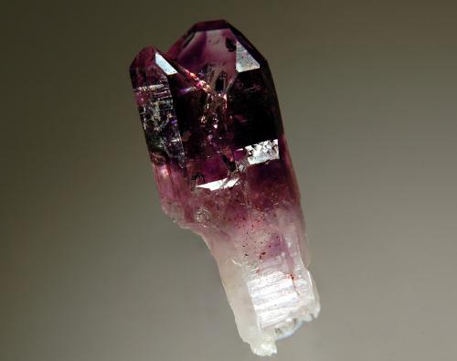 Quartz<br />Zona Brandberg, Región Erongo, Namibia<br />1.4 x 3.1 cm<br /> (Author: crosstimber)