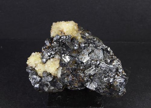 Sphalerite and Quartz<br />Mina Rampgill, Nenthead, Distrito Alston Moor, North Pennines Orefield, (antes Cumberland), Cumbria, Inglaterra / Reino Unido<br />5.0x3.2cm 53g<br /> (Author: captaincaveman)