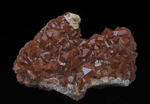 Quartz, Calcite, Hematite<br />Egremont, West Cumberland Iron Field, former Cumberland, Cumbria, England / United Kingdom<br />11.7 x 8.3 cm<br /> (Author: am mizunaka)