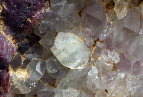 Manandonita<br />Pegmatita Antandrokomby, Valle Manandona, Valle Sahatany (Mt. Ibity), Distrito Antsirabe II, Región Vakinankaratra, Madagascar<br />Encuadre de 9,93mm. Cristal de 2,66mm<br /> (Autor: Oscar Fernandez)