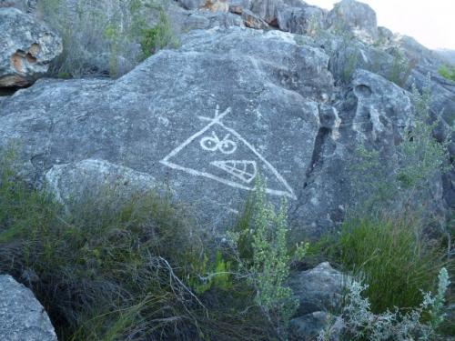 Some of these ’bergies’ (mountain dwellers) appear to belong to some or other gang.  These symbols are found spread over a wide area in the mountains.  I suspect they are made by painting Javel (bleach) on the sandstone rocks. (Author: Pierre Joubert)