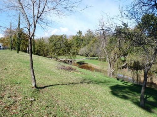 A large park running all along the river. (Author: Pierre Joubert)