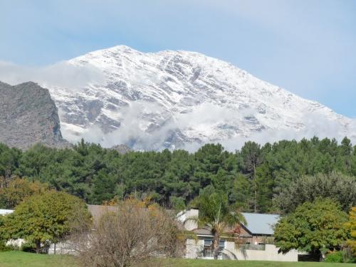 Snow on the mountains surrounding the Ceres valley. (Author: Pierre Joubert)