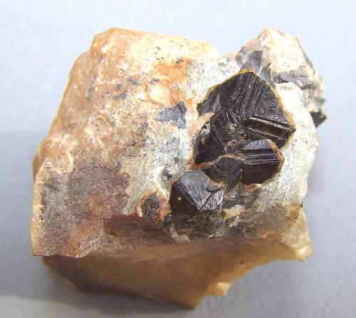 Casiterita<br />Mina Fuentes Villanas, Grupo Minero Aurora y otros, Barquilla, Villar de la Yegua, Comarca Campo de Argañán, Salamanca, Castilla y León, España<br />5x4 cm<br /> (Autor: canada)