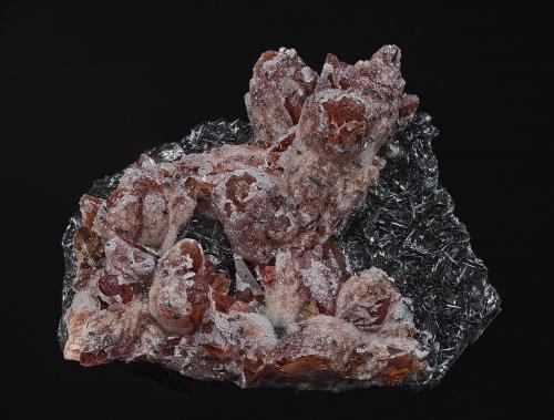 Rhodochrosite, Manganite, Quartz<br />Hotazel, Kalahari manganese field (KMF), Provincia Septentrional del Cabo, Sudáfrica<br />6.5 x 5.4 cm<br /> (Author: am mizunaka)