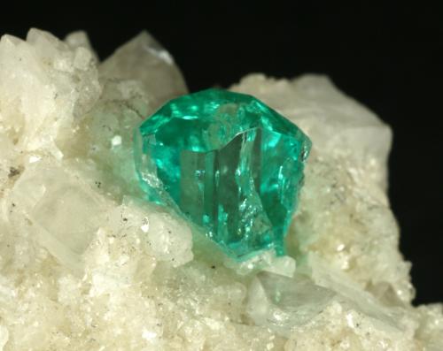 Beryl (variety emerald), Calcite<br />Muzo mining district, La Pava Mine, Quípama, Municipio Muzo, Western Emerald Belt, Boyacá Department, Colombia<br />37x34x38mm<br /> (Author: Fiebre Verde)