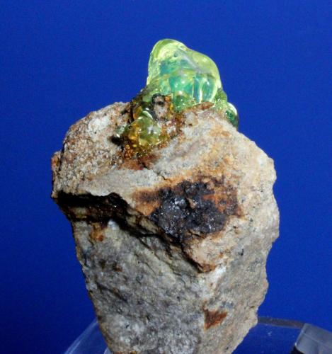 Opal var hyalite<br />Zacatecas, México<br />4.1 x 2.8 x 2.1 cm<br /> (Author: Don Lum)