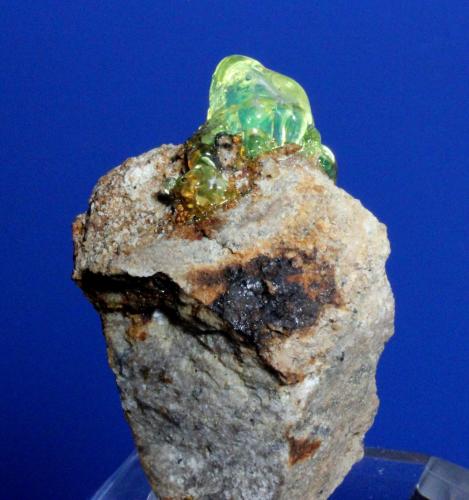 Opal var hyalite<br />Zacatecas, Mexico<br />4.1 x 2.8 x 2.1 cm<br /> (Author: Don Lum)