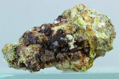Spessartina (Espesartina)<br />Cantera Sierra y Lomas (Cantera Los Serranos), Cabezo Negro, Albatera, Comarca Vega Baja del Segura, Alicante / Alacant, Comunidad Valenciana / Comunitat Valenciana, España<br />40x25 mm.<br /> (Autor: Juan Espino)