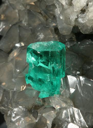 Beryl (variety emerald), Calcite<br />La Pita mining district, Municipio Maripí, Western Emerald Belt, Boyacá Department, Colombia<br />Detail - FOV=2.5cm<br /> (Author: Fiebre Verde)