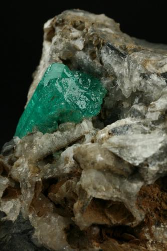 Beryl (variety emerald), Calcite<br />Coscuez mining district, Municipio San Pablo de Borbur, Western Emerald Belt, Boyacá Department, Colombia<br />Detail - FOV=5cm<br /> (Author: Fiebre Verde)