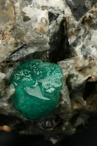 Beryl (variety emerald), Calcite<br />Coscuez mining district, Municipio San Pablo de Borbur, Western Emerald Belt, Boyacá Department, Colombia<br />Detail - FOV=3cm<br /> (Author: Fiebre Verde)