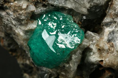 Beryl (variety emerald), Calcite<br />Coscuez mining district, Municipio San Pablo de Borbur, Western Emerald Belt, Boyacá Department, Colombia<br />Detail - FOV=2.5cm<br /> (Author: Fiebre Verde)