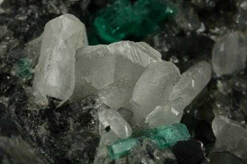 Beryl (variety emerald), Calcite<br />Coscuez mining district, Municipio San Pablo de Borbur, Western Emerald Belt, Boyacá Department, Colombia<br />Detail - FOV=3.5cm<br /> (Author: Fiebre Verde)