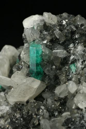 Beryl (variety emerald), Calcite<br />Coscuez mining district, Municipio San Pablo de Borbur, Western Emerald Belt, Boyacá Department, Colombia<br />Detail - FOV=5cm<br /> (Author: Fiebre Verde)