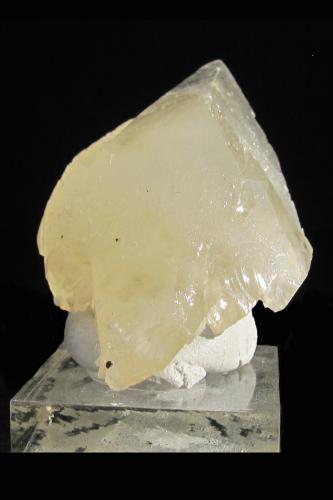 Calcite<br />Elmwood Mine, Carthage, Central Tennessee Ba-F-Pb-Zn District, Smith County, Tennessee, USA<br />5.6 x 3.3 x 2.5 cm<br /> (Author: steven calamuci)