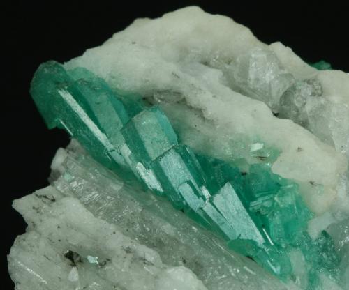 Beryl (variety emerald), Calcite<br />Coscuez mining district, Municipio San Pablo de Borbur, Western Emerald Belt, Boyacá Department, Colombia<br />Detail - FOV=5cm<br /> (Author: Fiebre Verde)