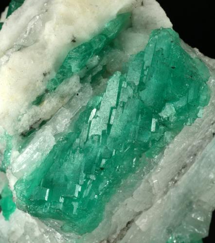 Beryl (variety emerald), Calcite<br />Coscuez mining district, Municipio San Pablo de Borbur, Western Emerald Belt, Boyacá Department, Colombia<br />Detail - FOV=6cm<br /> (Author: Fiebre Verde)