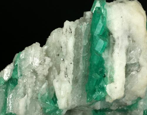 Beryl (variety emerald), Calcite<br />Coscuez mining district, Municipio San Pablo de Borbur, Western Emerald Belt, Boyacá Department, Colombia<br />Detail - FOV=7cm<br /> (Author: Fiebre Verde)