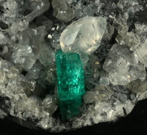 Beryl (variety emerald), Calcite<br />La Pita mining district, Municipio Maripí, Western Emerald Belt, Boyacá Department, Colombia<br />Detail - FOV=2cm<br /> (Author: Fiebre Verde)