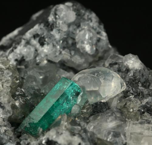 Beryl (variety emerald), Calcite<br />La Pita mining district, Municipio Maripí, Western Emerald Belt, Boyacá Department, Colombia<br />Detail - FOV=2.5cm<br /> (Author: Fiebre Verde)