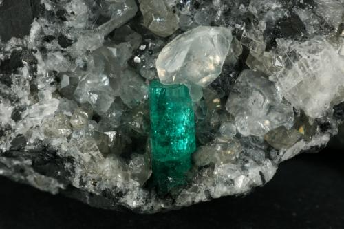 Beryl (variety emerald), Calcite<br />La Pita mining district, Municipio Maripí, Western Emerald Belt, Boyacá Department, Colombia<br />Detail - FOV=2cm<br /> (Author: Fiebre Verde)