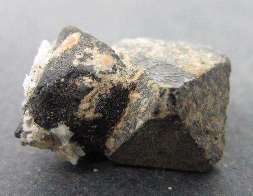 Magnetita y Perovskita variedad dysanalita<br />Perovskite Hill, Magnet Cove, Condado Hot Spring, Arkansas, USA<br />1''5 x 1 cm.<br /> (Autor: prcantos)