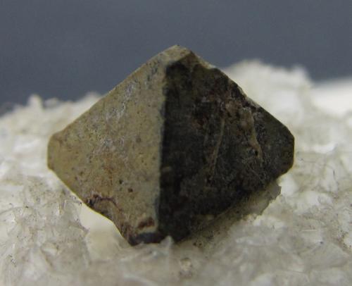 Anatasa<br />Perovskite Hill, Magnet Cove, Condado Hot Spring, Arkansas, USA<br />7 x 5 mm. (diagonal x arista frontal)<br /> (Autor: prcantos)