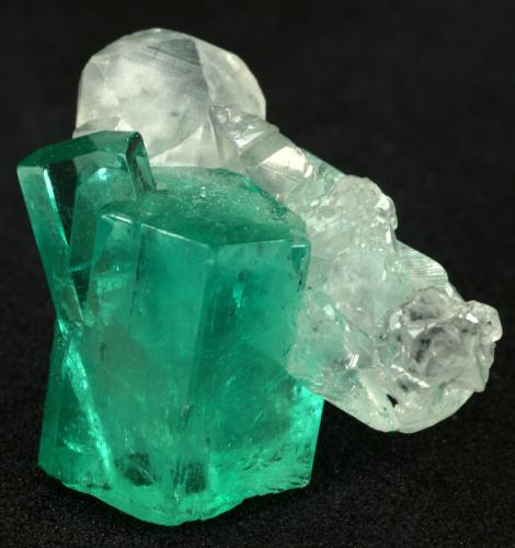 Beryl (variety emerald), Calcite<br />Muzo mining district, Western Emerald Belt, Boyacá Department, Colombia<br />Main crystal = 13mm<br /> (Author: Fiebre Verde)