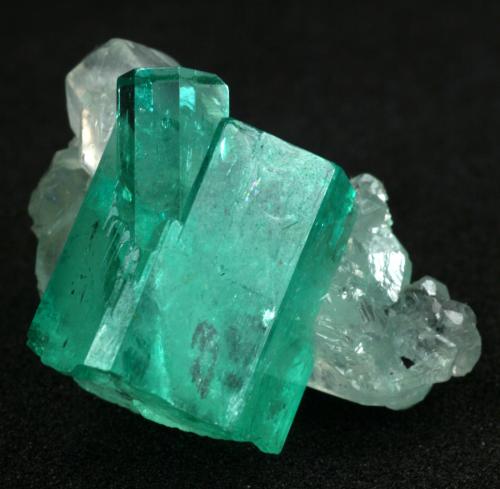 Beryl (variety emerald), Calcite<br />Muzo mining district, Western Emerald Belt, Boyacá Department, Colombia<br />Main crystal = 13mm<br /> (Author: Fiebre Verde)