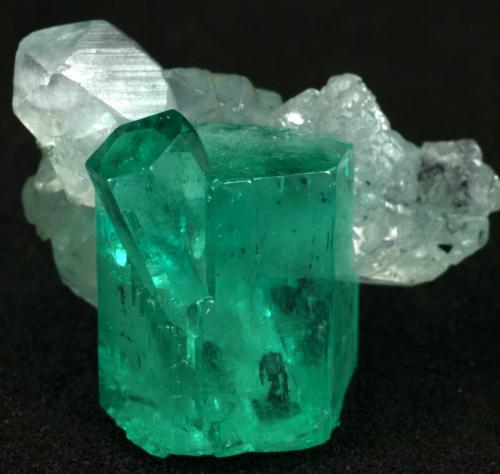 Beryl (variety emerald), Calcite<br />Muzo mining district, Western Emerald Belt, Boyacá Department, Colombia<br />Main crystal = 13mm<br /> (Author: Fiebre Verde)